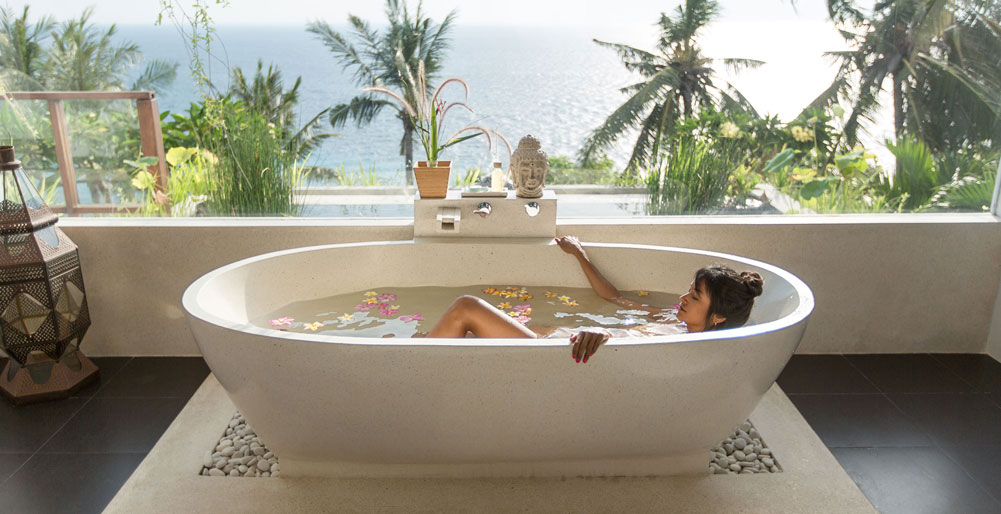 Malimbu Cliff Villa - Relaxing Bath