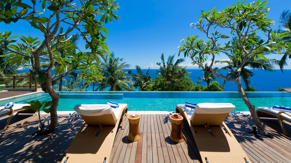 Malimbu Cliff Villa - Relaxing pool deck overlooking the ocean