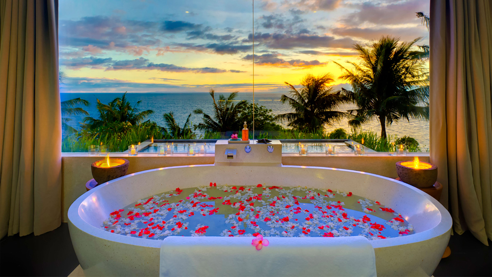 Malimbu Cliff Villa - Opulent master ensuite bathtub