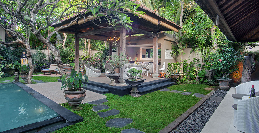 Villa Avalon Guest House - View across garden from guest suites