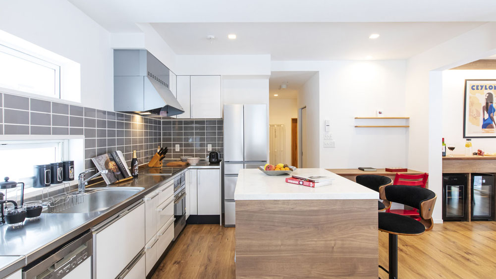 Ajisai Chalet - Long island counter at the kitchen