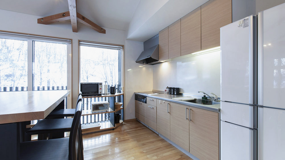 Casi67 East - Kitchen and dining area preview