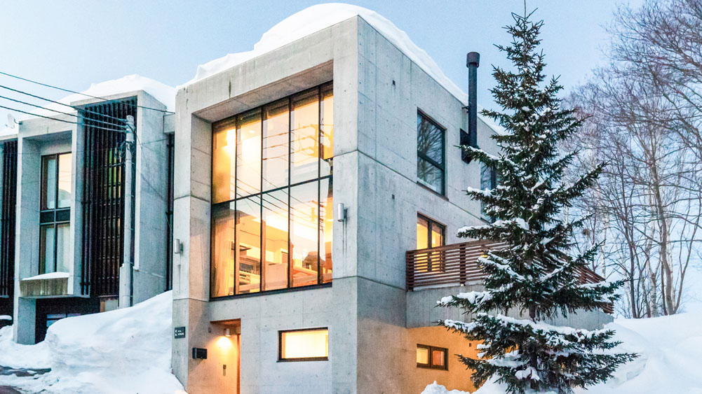 Kita Kitsune Chalet - view of chalet at sundown