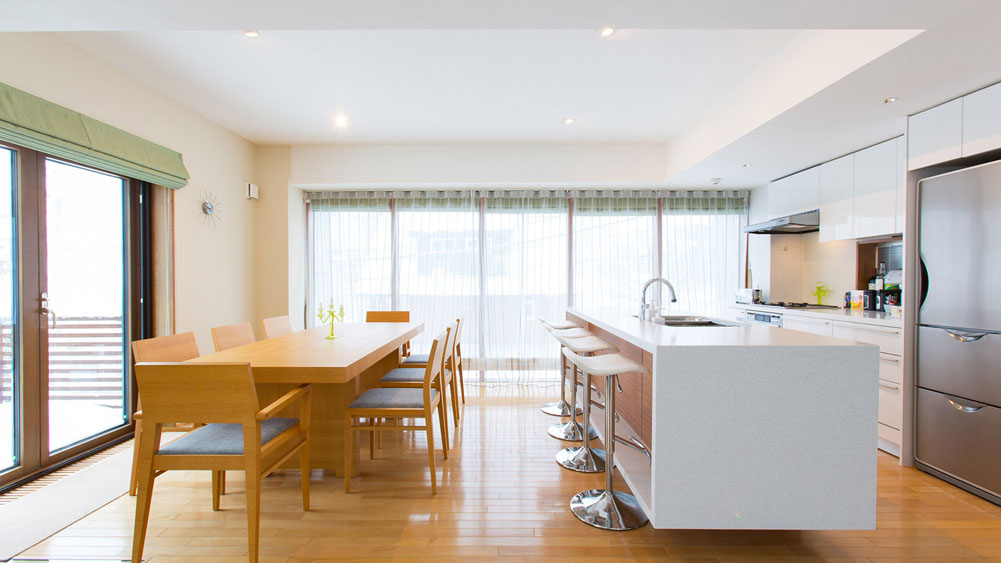 Kita Kitsune - Gorgeous kitchen and dining area layout