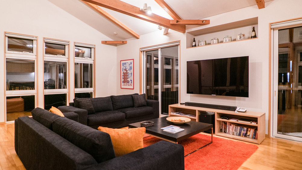 Casi67 East - living room with flatscreen TV
