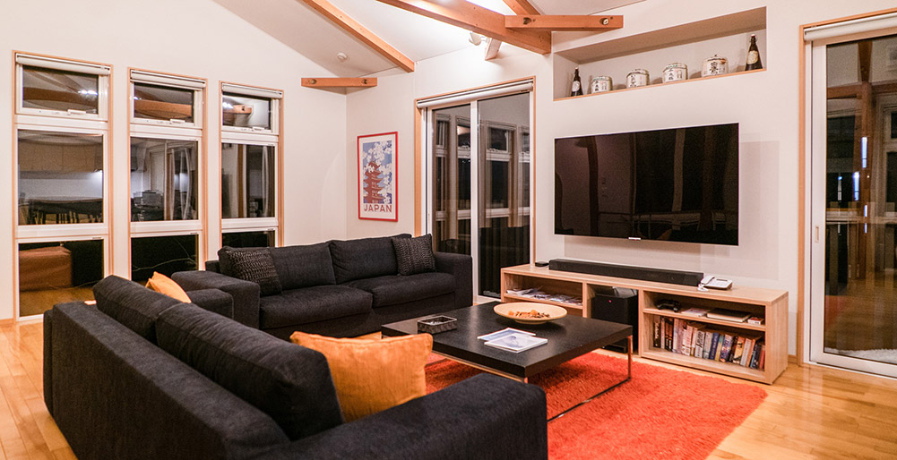 Casi67 East - Living room with flatscreen TV