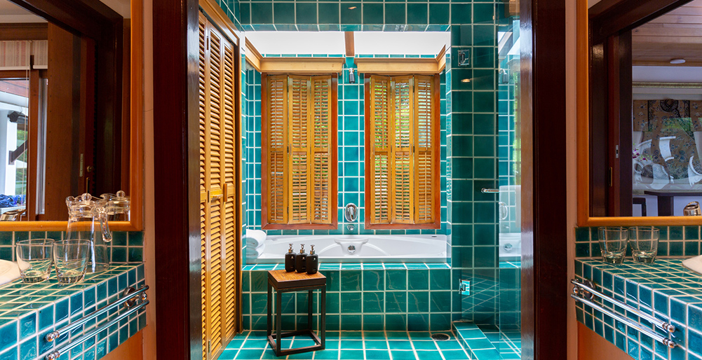 Infinity View - Opulent master bedroom bathroom