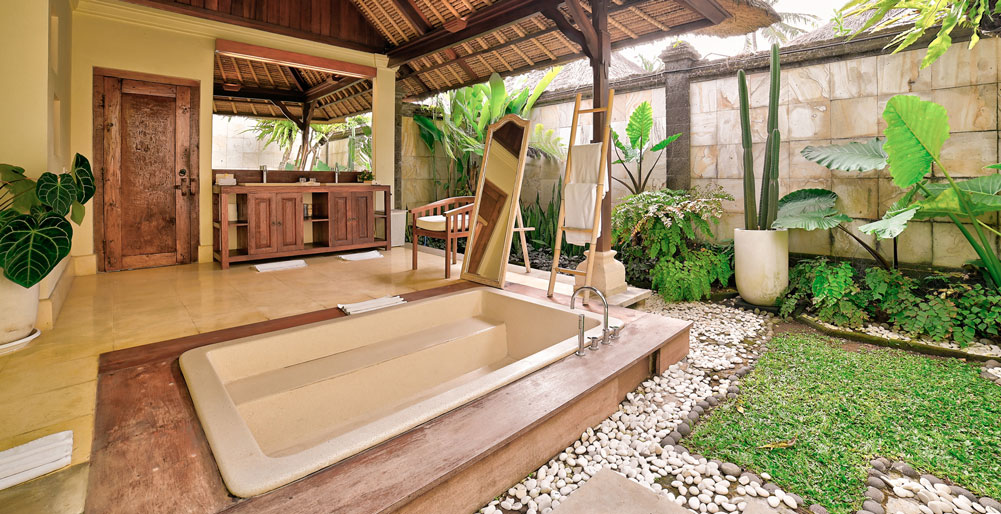 Villa Tanju - Tranquil master bedroom outdoor bathroom