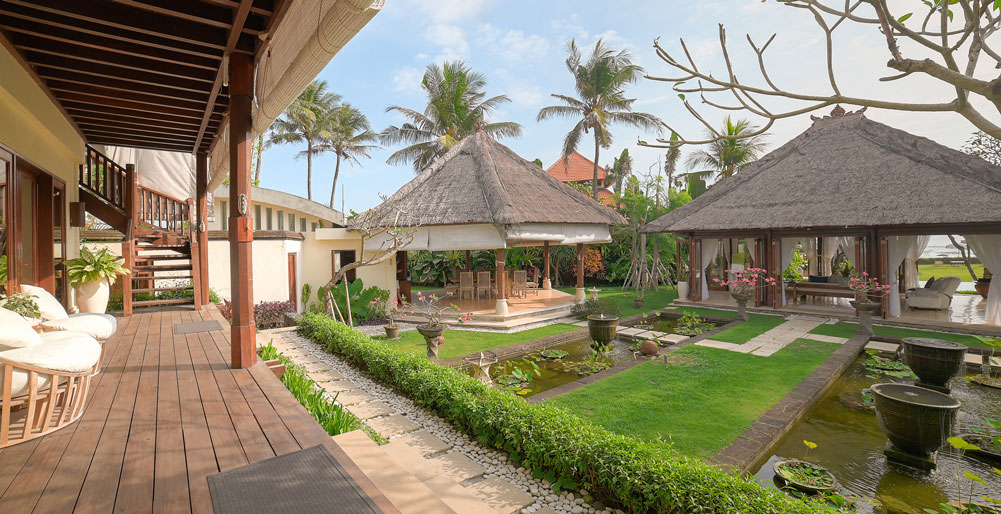 Villa Tanju - Relaxing garden area and pathways