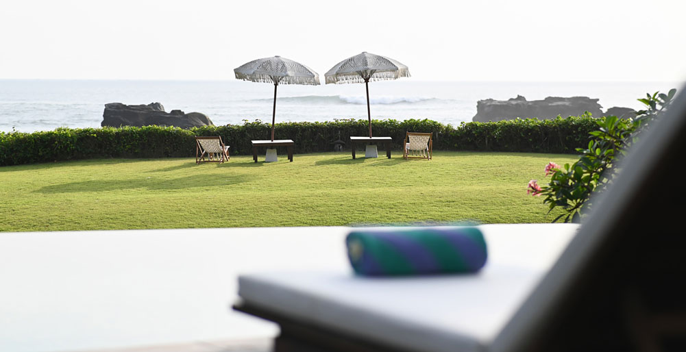 Villa Tanju - Sun loungers overlooking the pristine ocean