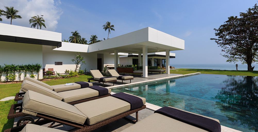 Villa Thansamaay - Inviting sunloungers by the pool