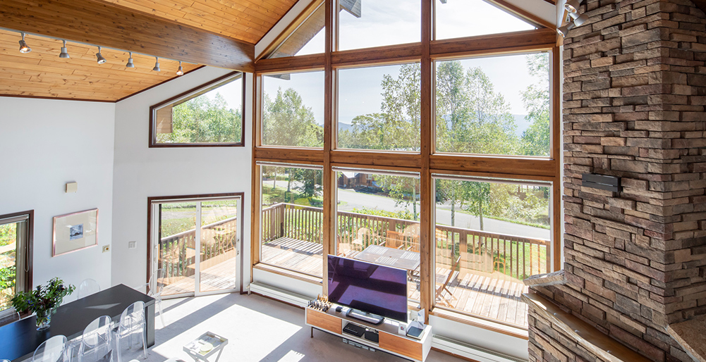 Casa La Mount - High ceiling living area