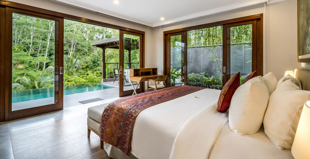 Pala Ubud - Villa Catur - Restful master bedroom by the pool deck