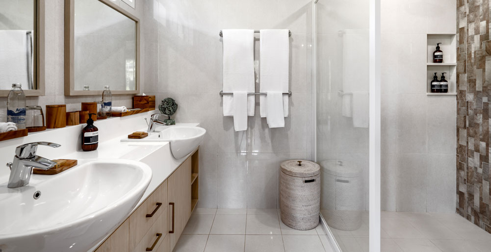 Pala Ubud - Villa Seraya A - Lovely double vanity en suite bathroom