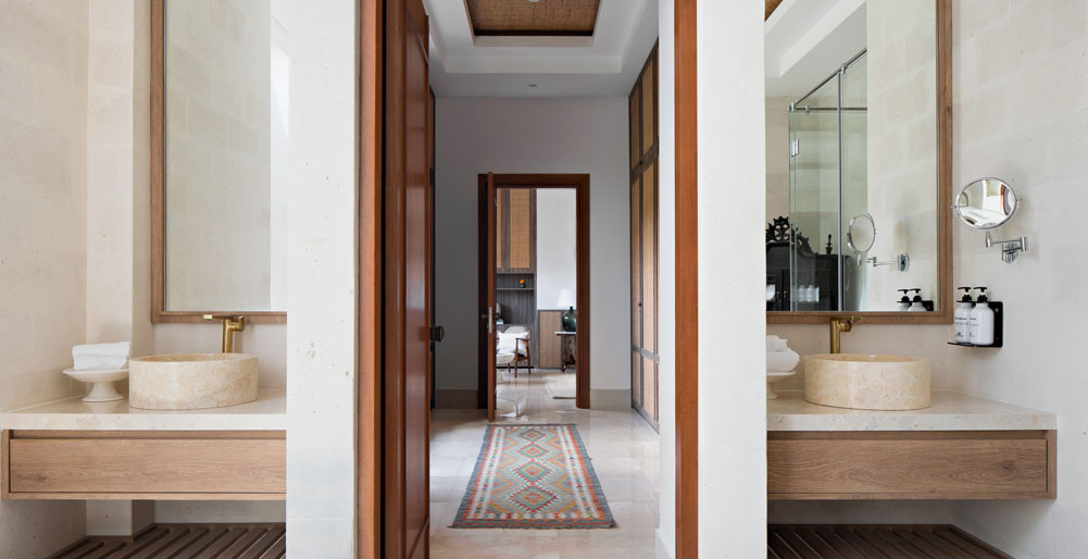 Villa Dhanika - Lovely master bedroom bathroom