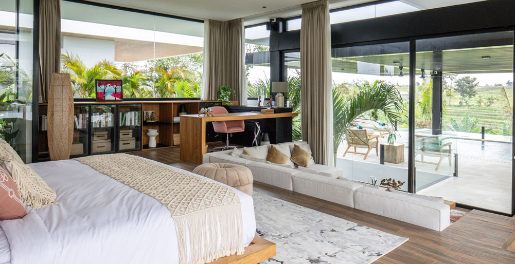 Villa Norbu - Opulent master bedroom with terrace and plunge pool