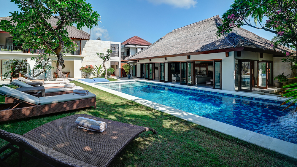 Casa Evaliza - Breezy pool area fronting the living and dining pavilion