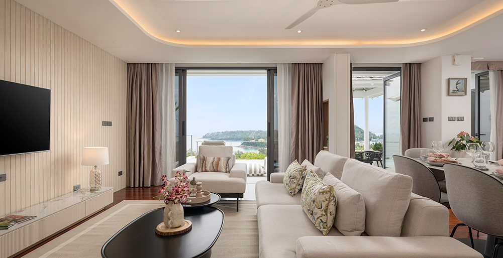 Surin Seaview Villa - Open plan living area overlooking the bay