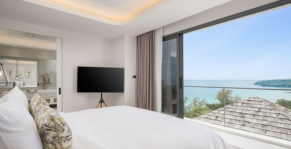 Surin Seaview Villa - Restful master bedroom with fantastic ocean views