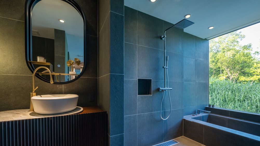 Rinzan Chalet - Master bedroom ensuite bathroom