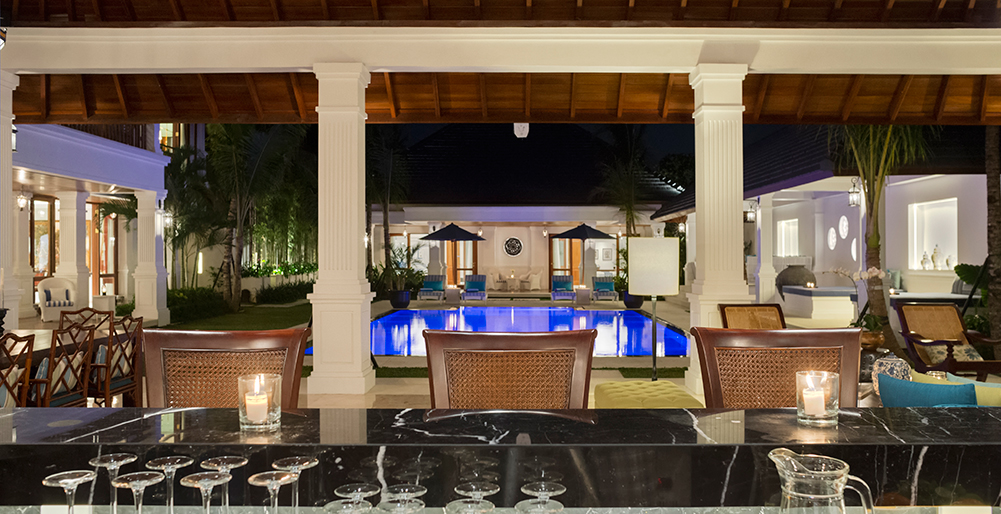 Villa Windu Asri - Bar and pool at night