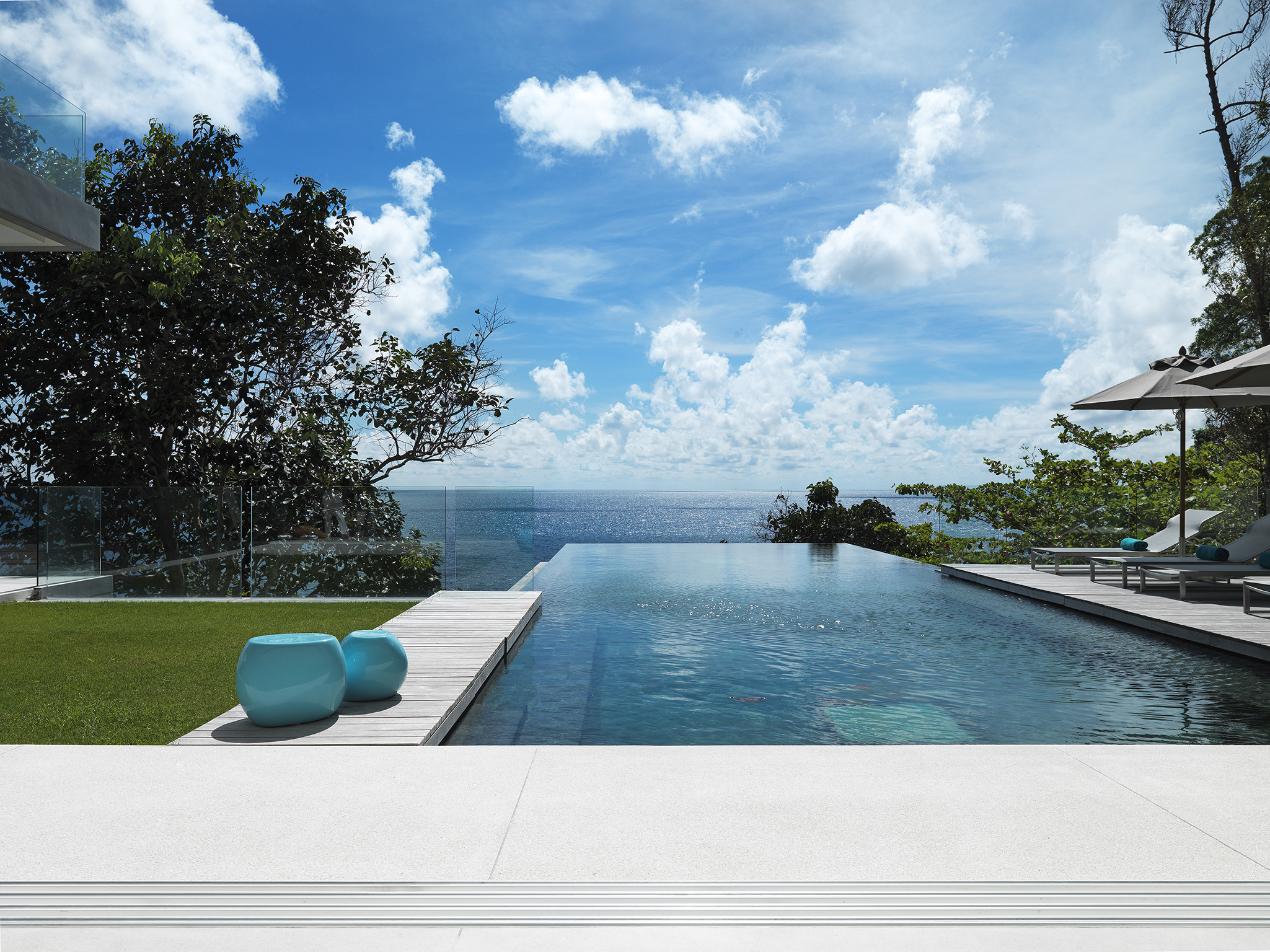 Бассейны пхукета. Villa Amanzi Phuket. Тайланд бассейн. Пхукет вилла с видом на залив. Пхукет море.